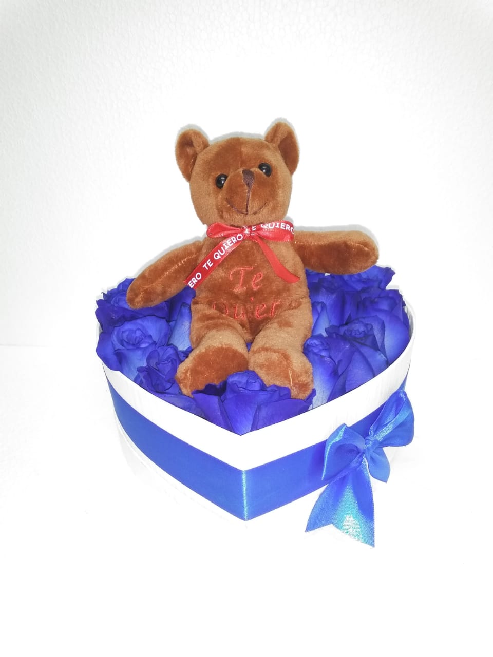 12 Rosas azules en Caja Coraz�n y peluchito 10cm